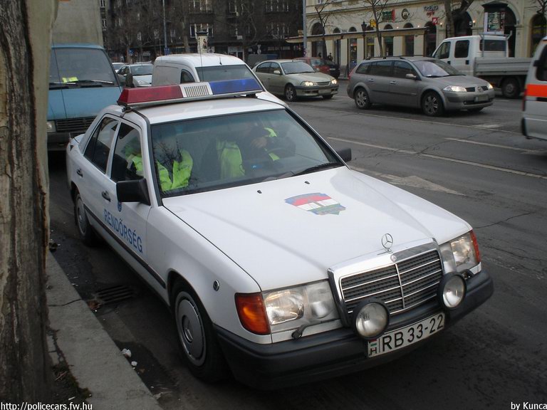 Mercedes E, fotó: Kunca
Keywords: rendőrség rendőr rendőrautó magyar Magyarország RB33-22 hungarian Hungary police policecar