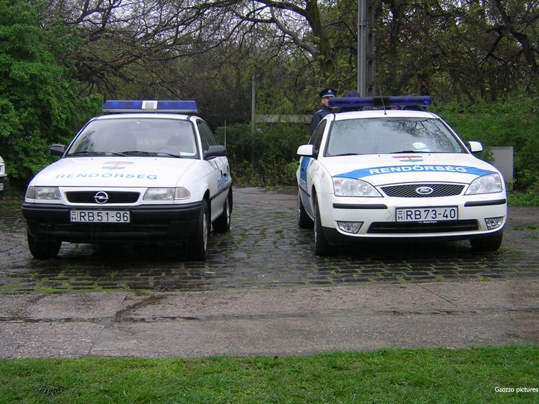 Opel Astra, Ford Mondeo, fotó: Gzozzo pictures
Keywords: rendőrség rendőr rendőrautó magyar Magyarország RB51-96 RB73-40 police policecar hungarian Hungary