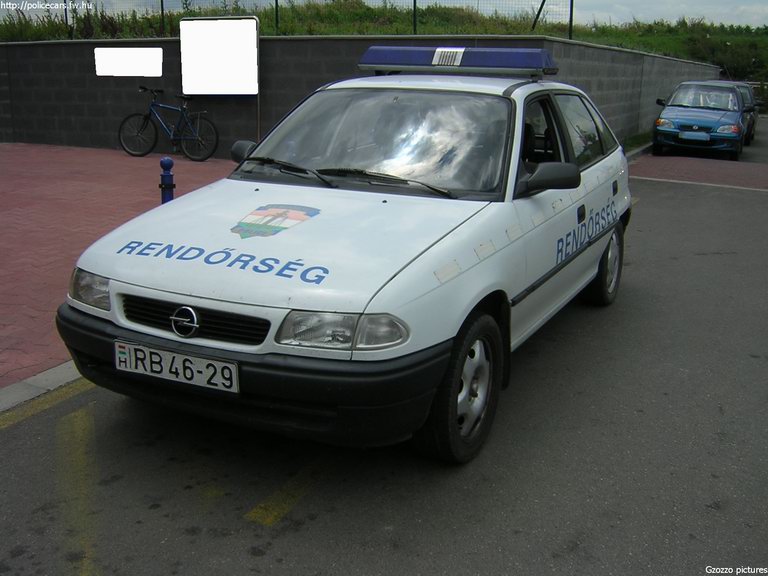 Opel Astra, fotó: Gzozzo pictures
Keywords: rendőrség rendőr rendőrautó magyar Magyarország RB46-29 police policecar hungarian Hungary