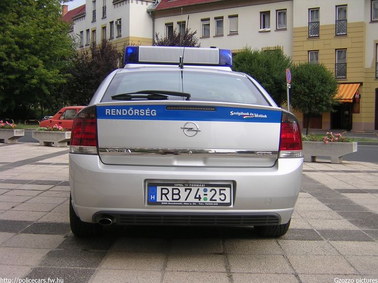 Opel Vectra, fotó: Gzozzo pictures
Keywords: rendőrség rendőr rendőrautó magyar Magyarország RB74-25 police policecar hungarian Hungary