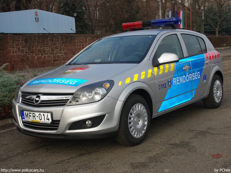 Opel Astra H, fotó: PChris
Keywords: rendőr rendőrautó rendőrség magyar Magyarország MFR-014 police policecar hungarian Hungary