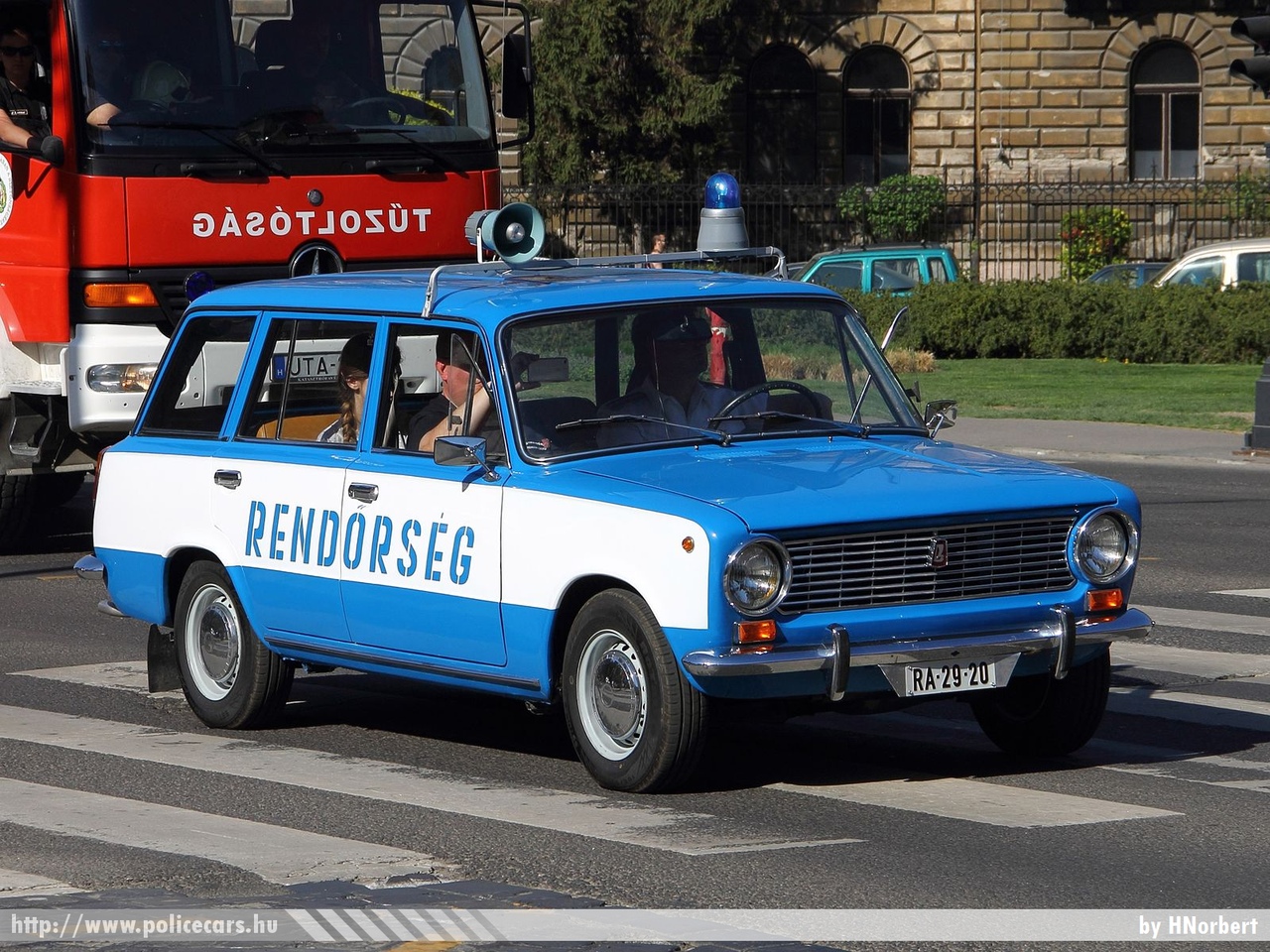 Lada VAZ 2102, fotó: HNorbert
Keywords: rendőrautó rendőrség rendőr magyar Magyarország RA29-20