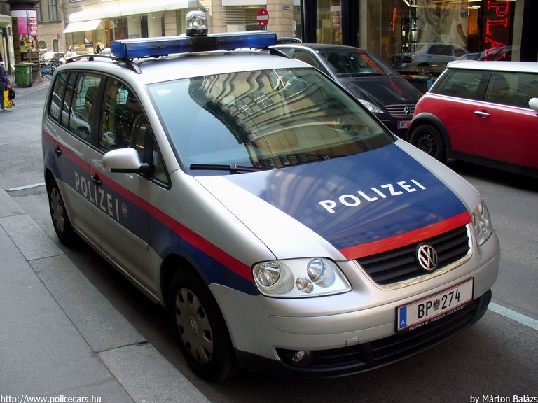 Volkswagen Touran, fotó: Márton Balázs
Keywords: Ausztria osztrák rendőr rendőrautó rendőrség police policecar Austria