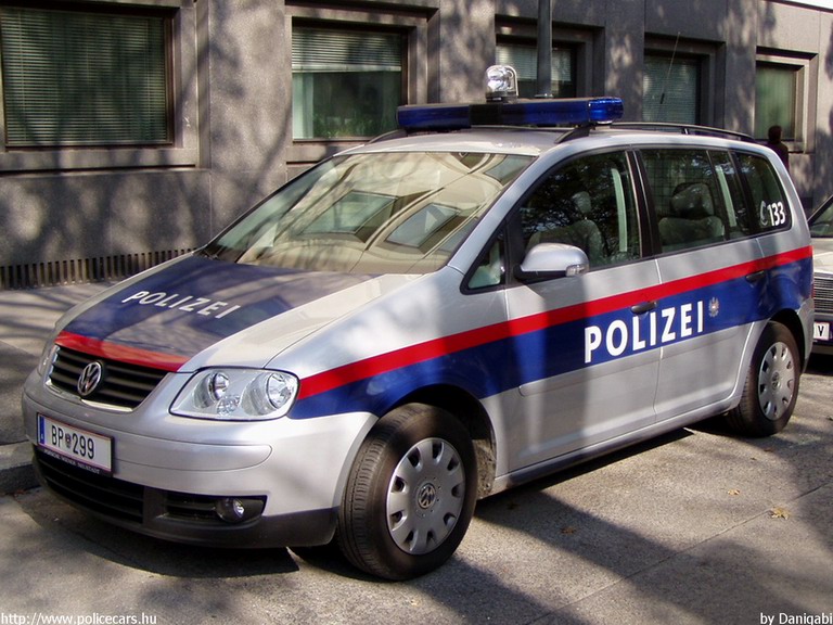 Volkswagen Touran, fotó: Danigabi
Keywords: Ausztria osztrák rendőr rendőrautó rendőrség police policecar Austria
