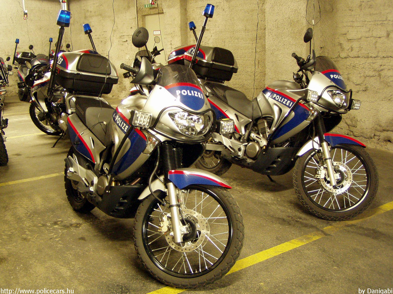 Honda, fotó: Danigabi
Keywords: Ausztria osztrák rendőr rendőrmotor rendőrség police policecar Austria