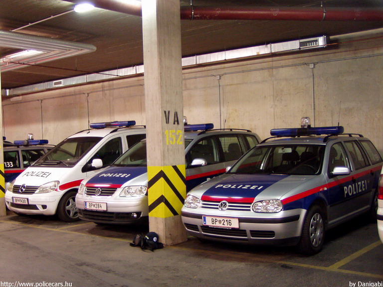 Mercedes A, Volkswagen Touran, Golf IV, fotó: Danigabi
Keywords: Ausztria osztrák rendőr rendőrautó rendőrség police policecar Austria