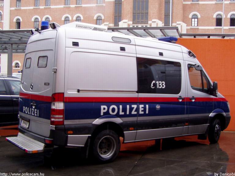 Mercedes Sprinter II, fotó: Danigabi
Keywords: Ausztria osztrák rendőr rendőrautó rendőrség police policecar Austria