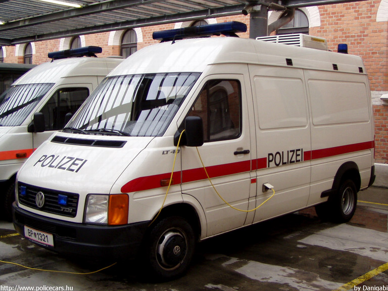 Volkswagen LT, fotó: Danigabi
Keywords: Ausztria osztrák rendőr rendőrautó rendőrség police policecar Austria