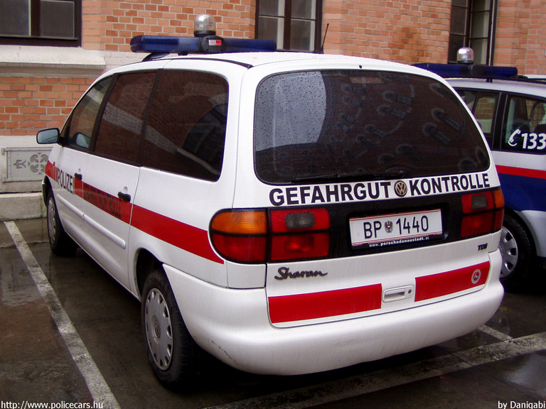 Volkswagen Sharan, fotó: Danigabi
Keywords: Ausztria osztrák rendőr rendőrautó rendőrség police policecar Austria