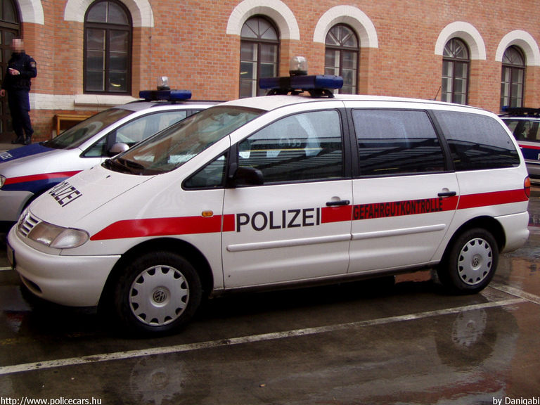 Volkswagen Sharan, fotó: Danigabi
Keywords: Ausztria osztrák rendőr rendőrautó rendőrség police policecar Austria