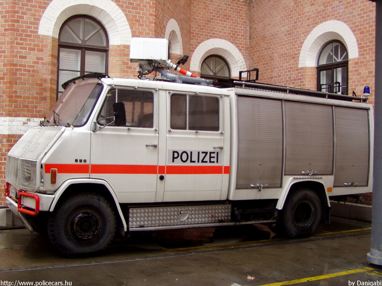 Steyr, fotó: Danigabi
Keywords: Ausztria osztrák rendőr rendőrautó rendőrség police policecar Austria