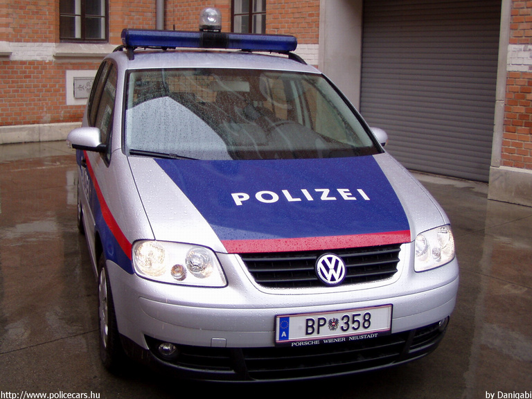 Volkswagen Touran, fotó: Danigabi
Keywords: Ausztria osztrák rendőr rendőrautó rendőrség police policecar Austria