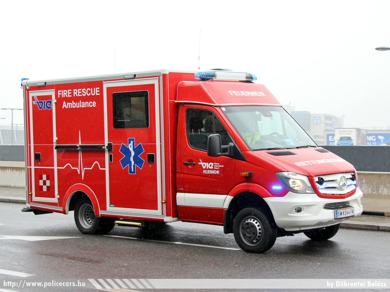 Mercedes Benz Sprinter, Vienna International Airport, fotó: Döbrentei Balázs
Keywords: osztrák Ausztria tûzoltó tûzoltóautó tûzoltóság ambulance mentő  fire firetruck Austria