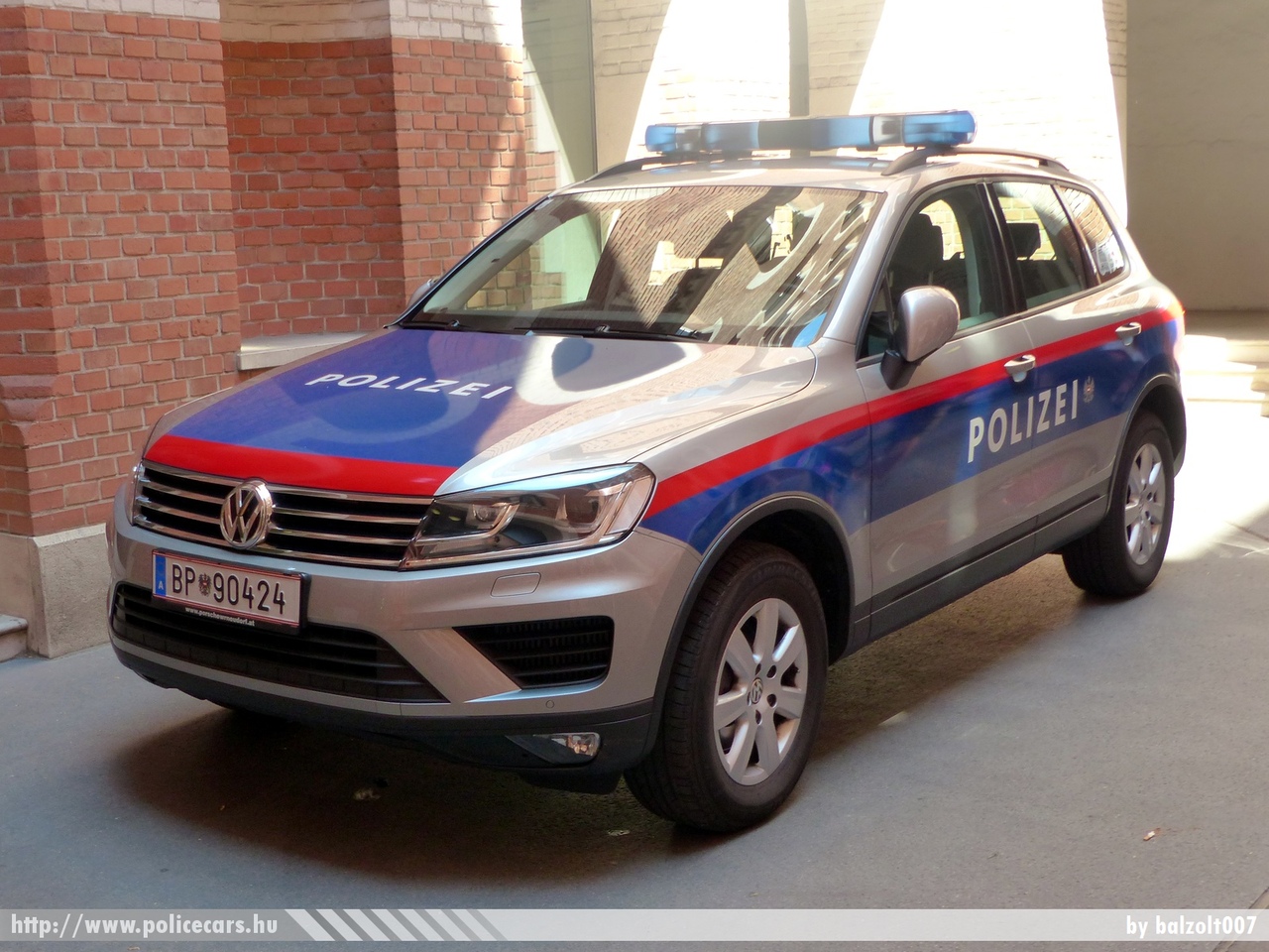 Volkswagen Touareg, fotó: balzolt007
Keywords: osztrák Ausztria rendőr rendőrautó rendőrség police policecar Austria austrian