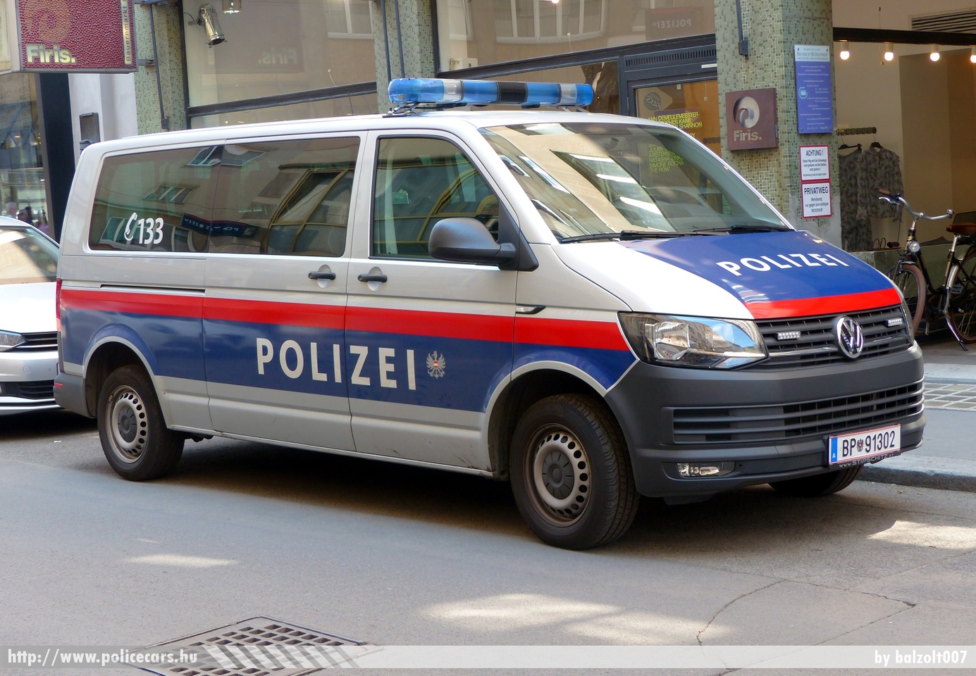 Volkswagen Transporter T6, fotó: balzolt007
Keywords: osztrák Ausztria rendőr rendőrautó rendőrség police policecar Austria austrian