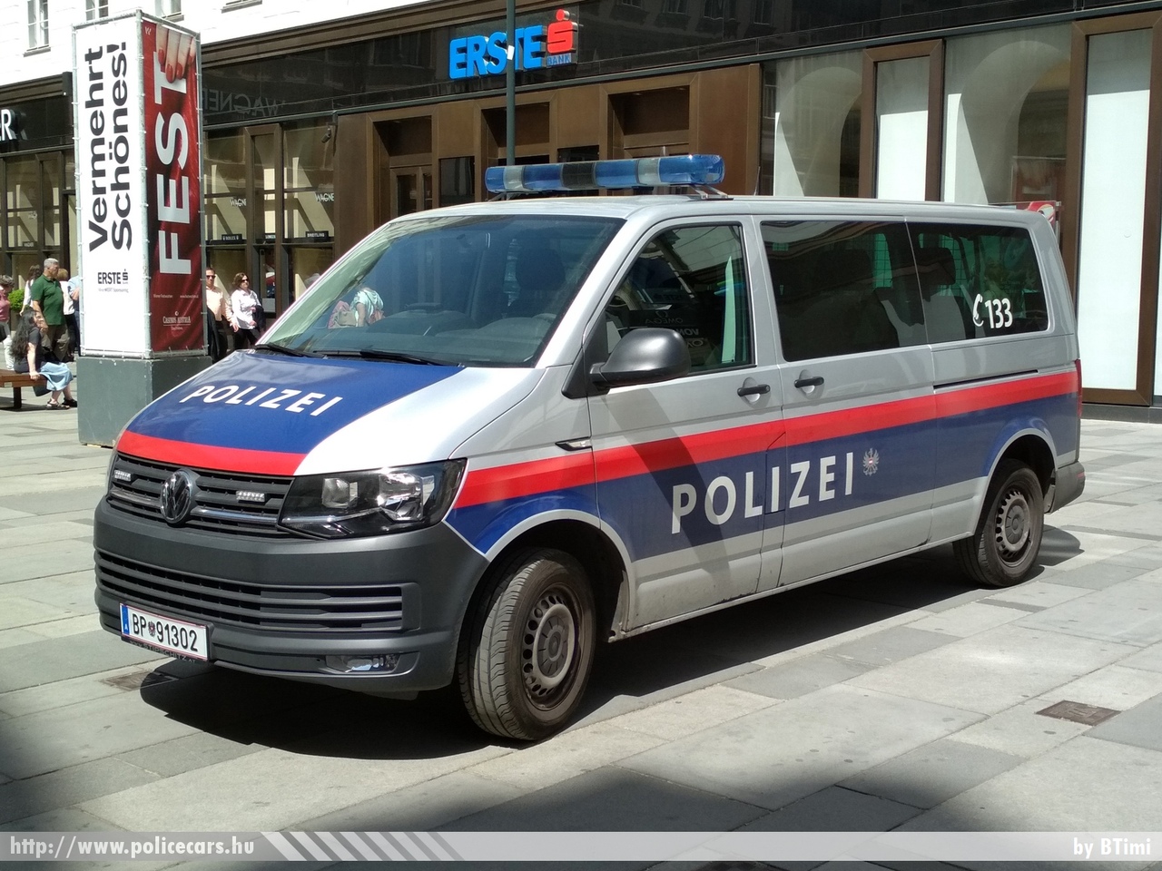 Volkswagen Transporter T6, fotó: BTimi
Keywords: osztrák Ausztria rendőr rendőrautó rendőrség police policecar Austria austrian