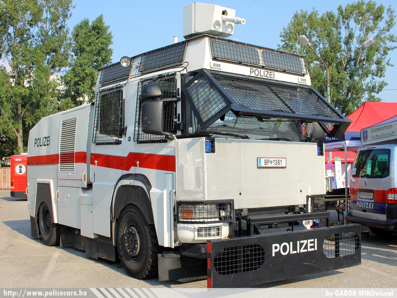 Scania P114 CB 4x4 HZ 340 Rosenbauer, fotó: GABOR-WINDvisual
Keywords: osztrák Ausztria rendőr rendőrautó rendőrség police policecar Austria austrian
