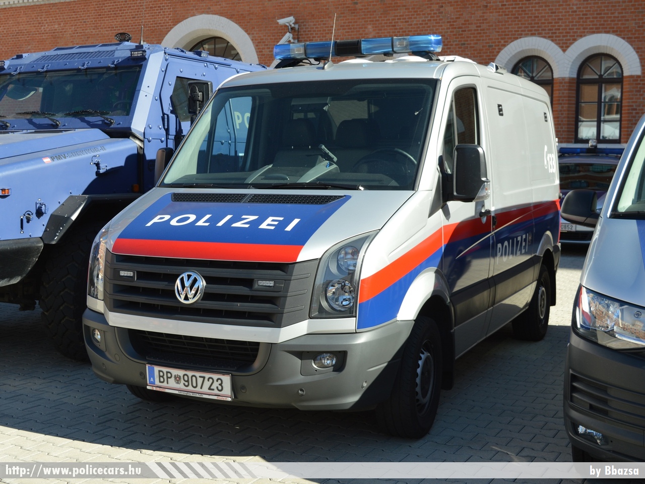 Volkswagen Crafter, fotó: Bbazsa
Keywords: osztrák Ausztria rendőr rendőrautó rendőrség police policecar Austria austrian