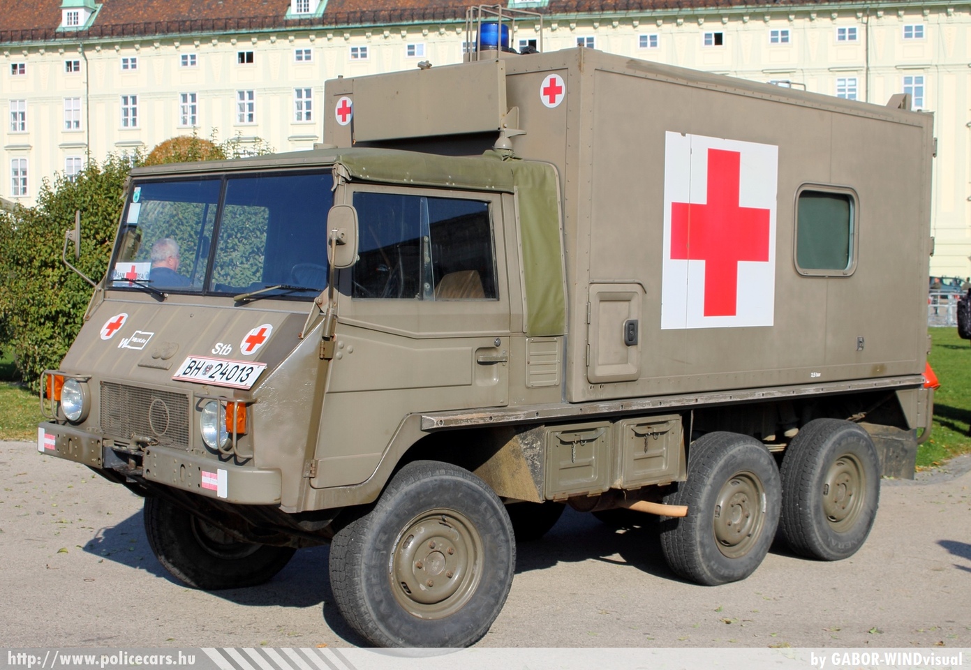 Pinzgauer, fotó: GABOR- WINDvisual
Keywords: osztrák Ausztria Austria austrian mentő mentőautó ambulance katonai military