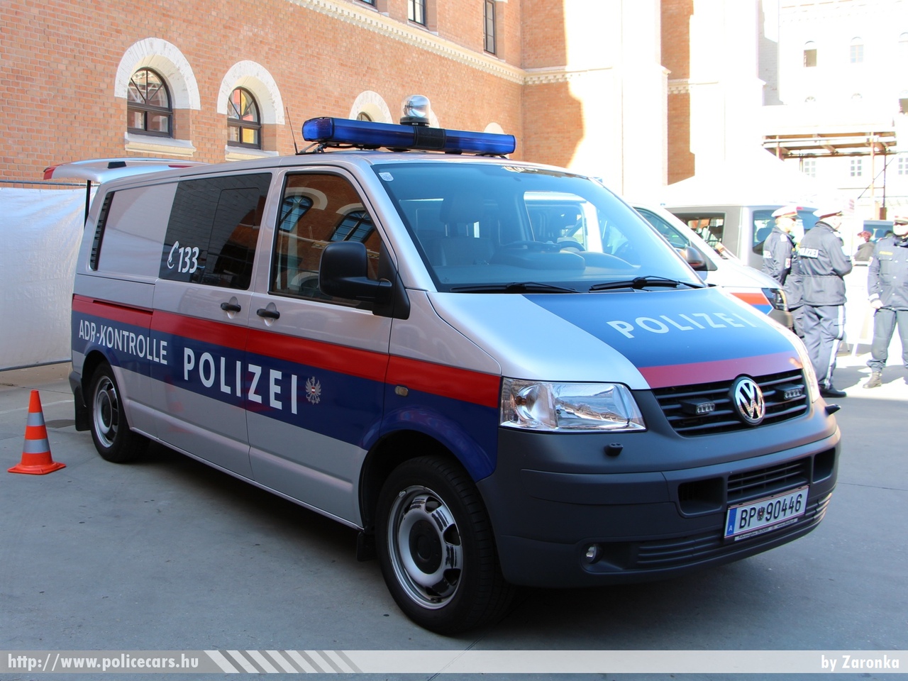 Volkswagen Transporter T5, fotó: Zaronka
Keywords: osztrák Ausztria rendőr rendőrautó rendőrség police policecar Austria austrian