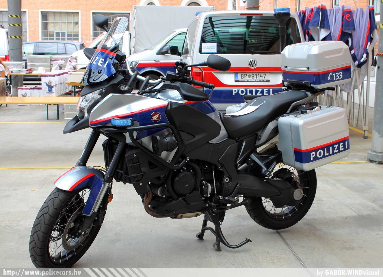 Honda, fotó: GABOR-WINDvisual
Keywords: osztrák Ausztria rendőr rendőrmotor rendőrség police policebike Austria austrian