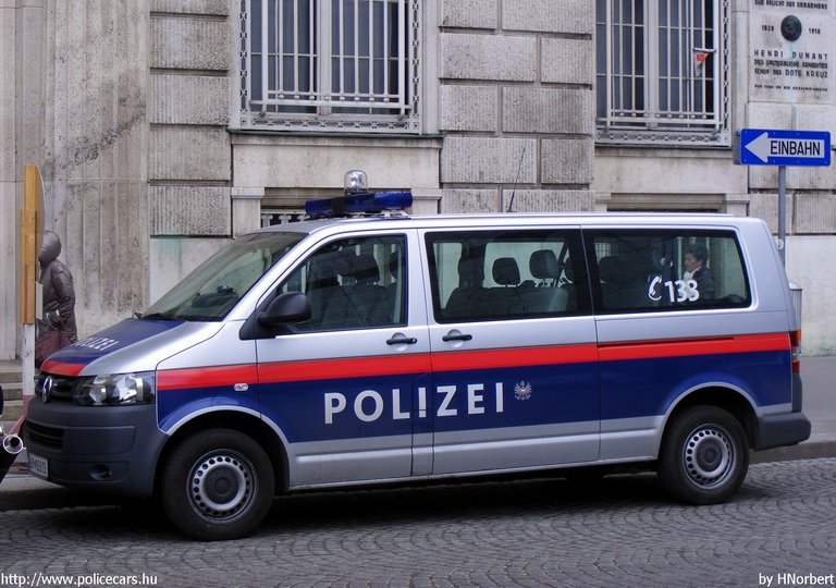Volkswagen Transporter T5, fotó: HNorbert
Keywords: osztrák Ausztria rendőr rendőrautó rendőrség police policecar Austria