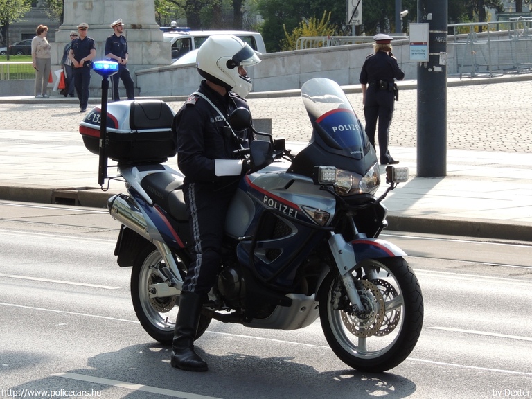 Honda Varadero 1000, fotó: Dexter
Keywords: rendőr rendőrmotor rendőrség osztrák Ausztria police policecar Austria