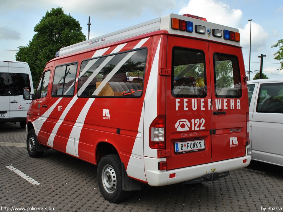 Mercedes-Benz Sprinter, fotó: Bbazsa
Keywords: Ausztria osztrák tûzoltó tûzoltóautó tûzoltóság fire firetruck austrian Austria