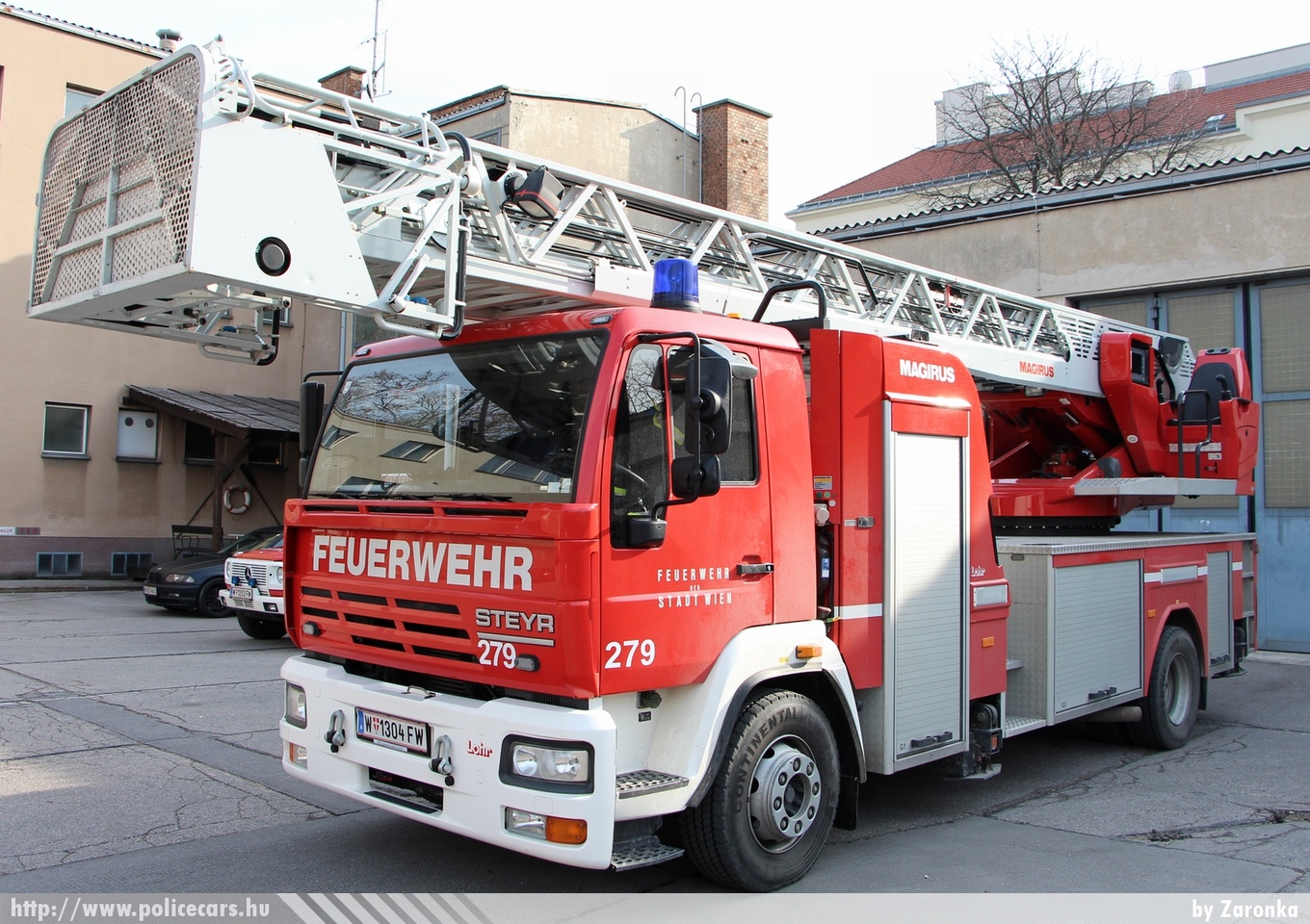 Steyr, Bécs, fotó: Zaronka
Keywords: reptér Ausztria osztrák tûzoltó tûzoltóautó tûzoltóság fire firetruck austrian Austria