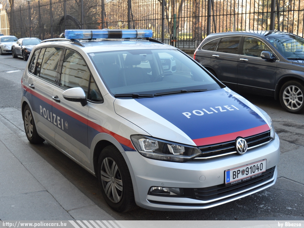 Volkswagen Touran, fotó: Bbazsa
Keywords: osztrák Ausztria rendőr rendőrautó rendőrség police policecar Austria austrian
