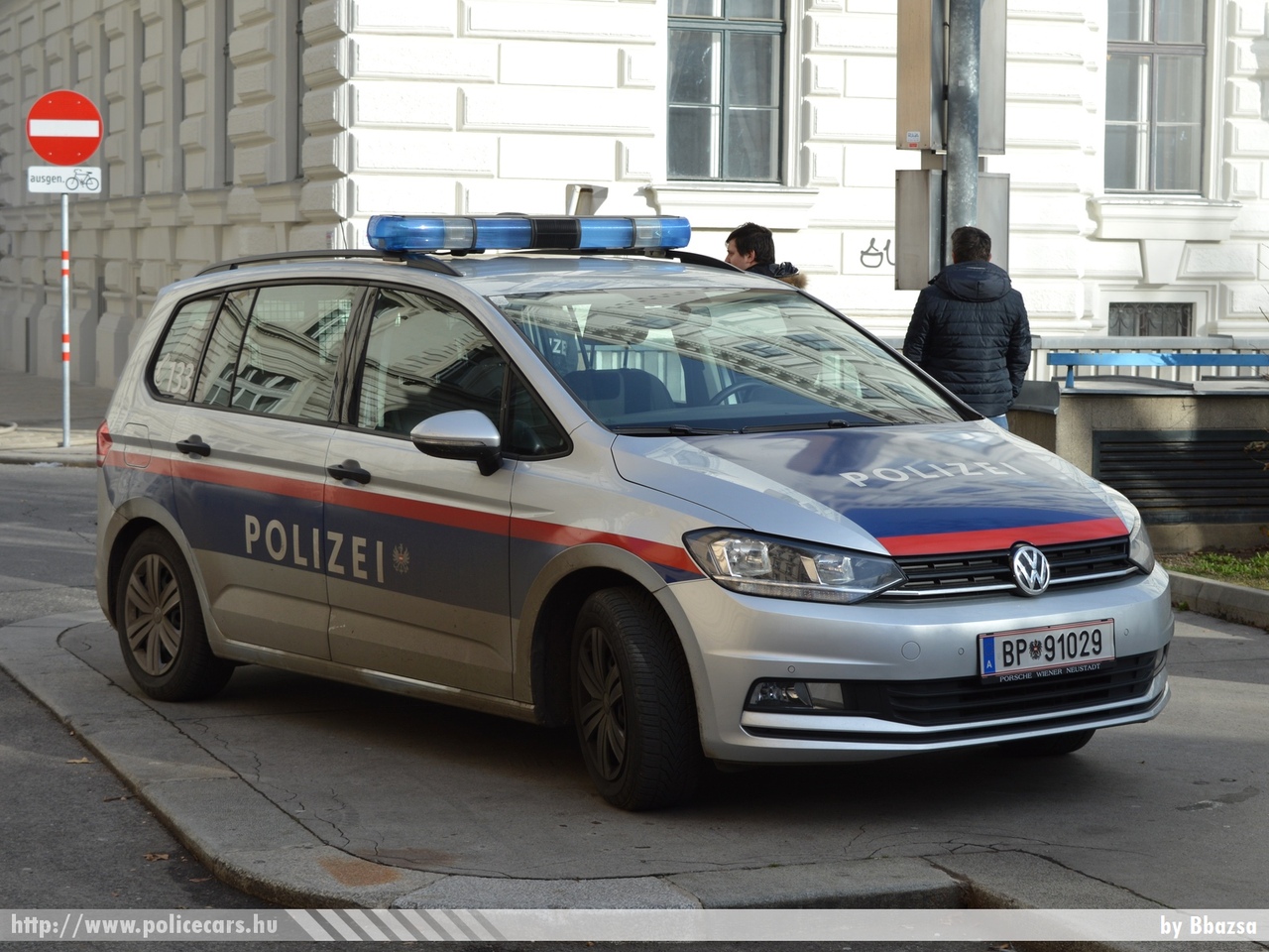 Volkswagen Touran, fotó: Bbazsa
Keywords: osztrák Ausztria rendőr rendőrautó rendőrség police policecar Austria austrian