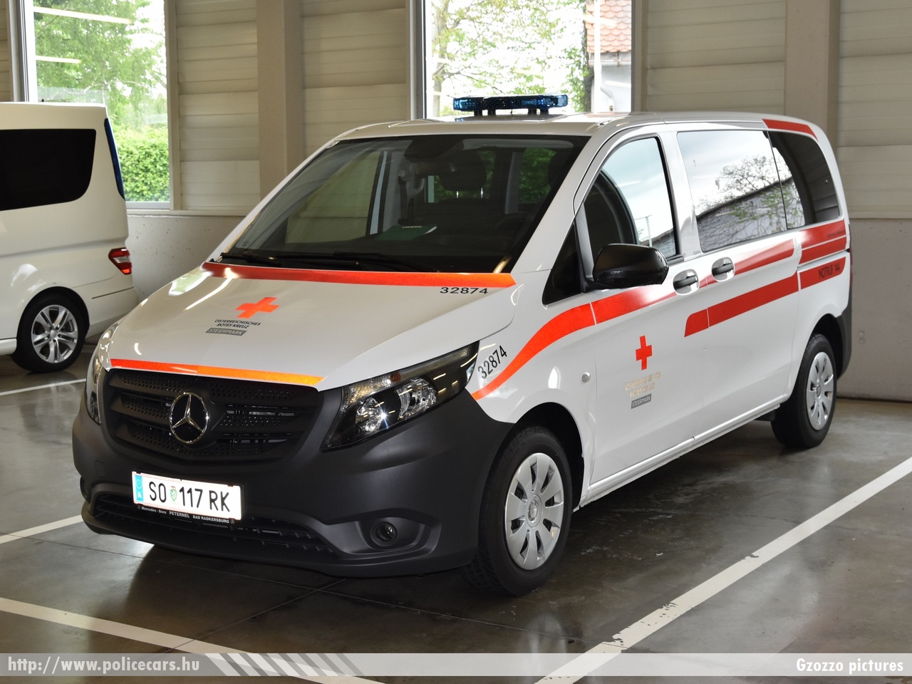 Mercedes - Benz Vito, Österreichisches Rotes Kreuz, fotó: Gzozzo pictures
Keywords: osztrák Ausztria mentő mentőautó ambulance austrian Austria