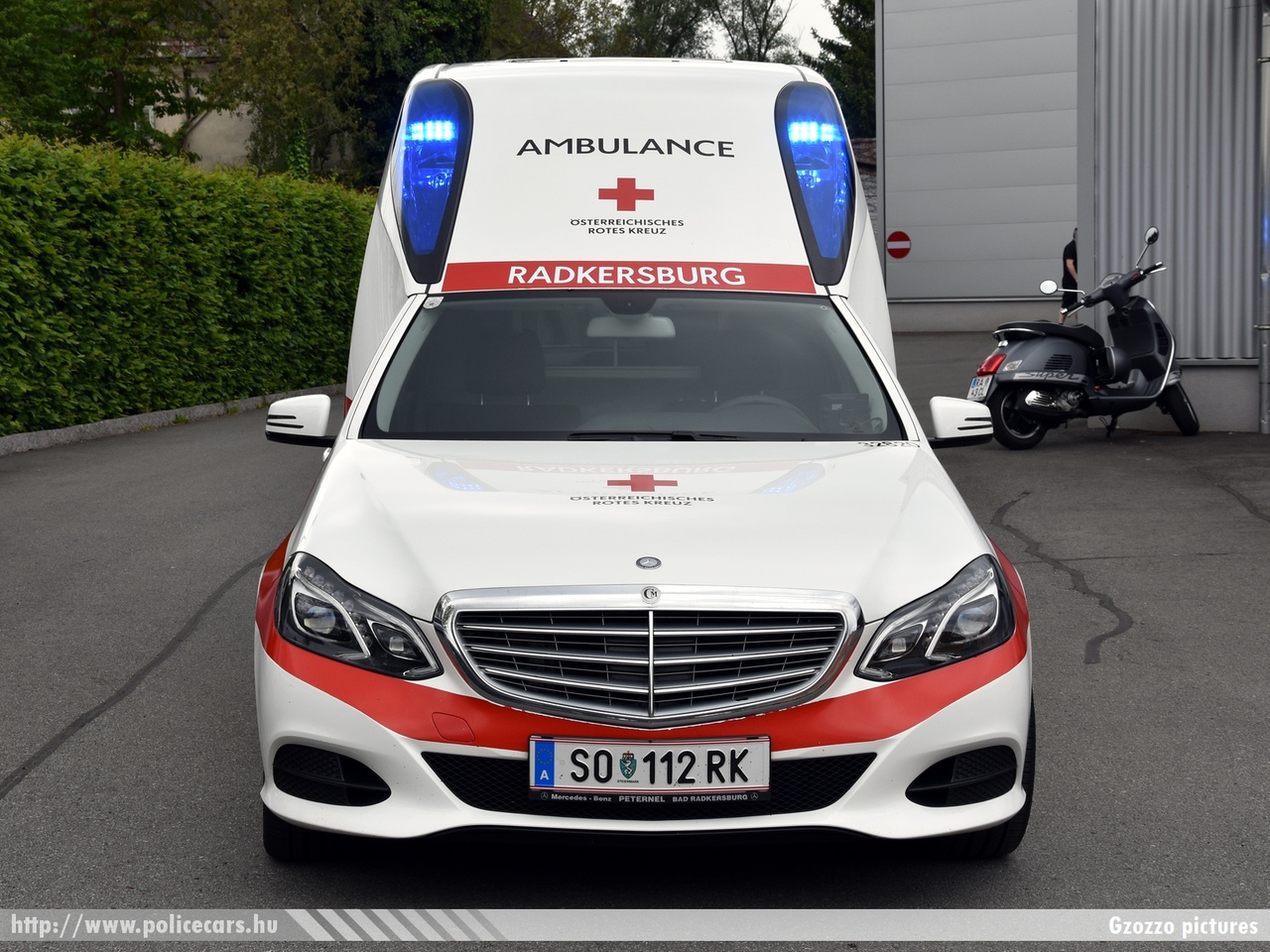 Mercedes - Benz E, Österreichisches Rotes Kreuz, Radkersburg, fotó: Gzozzo pictures
Keywords: osztrák Ausztria mentő mentőautó ambulance austrian Austria