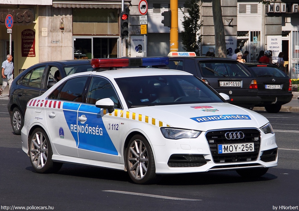 Audi A3 Limousine 1.8 TFSI, fotó: HNorbert
Keywords: rendőr rendőrautó rendőrség magyar Magyarország police policecar Hungary hungarian MOY-256
