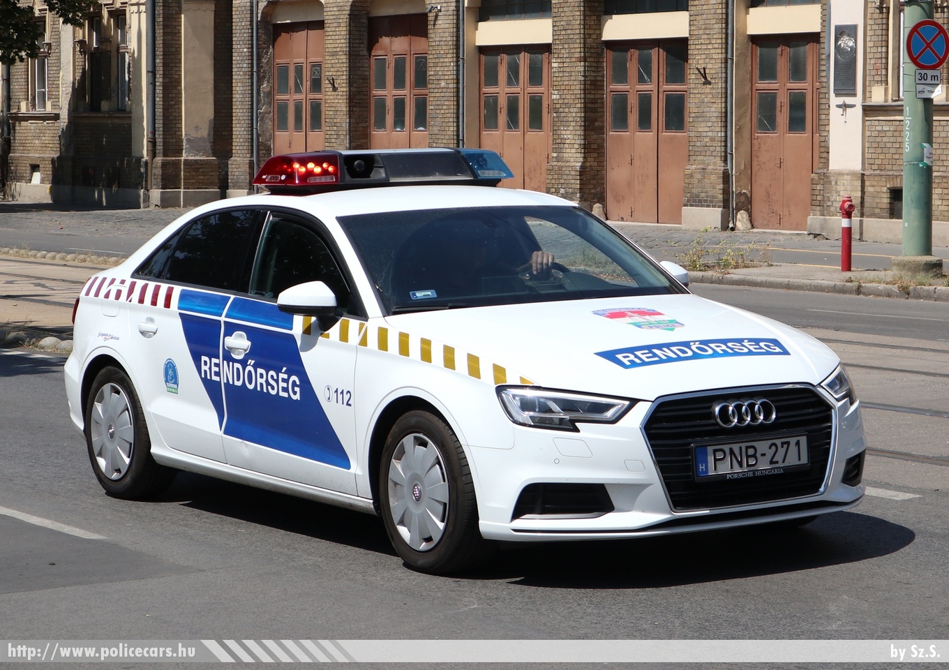 Audi A3 Limousine TFSI, fotó: Sz.S.
Keywords: rendőr rendőrautó rendőrség magyar Magyarország police policecar Hungary hungarian PNB-271