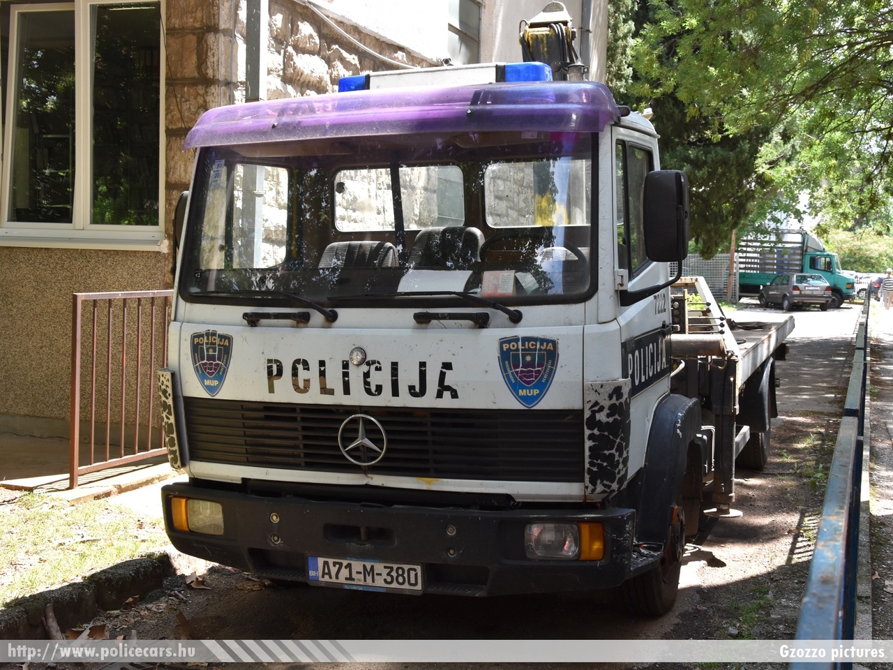 Mercedes, Mostar, fotó: Gzozzo pictures
Keywords: Bosznia-Hercegovina bosnia bosnia-herzegovina bosnyák police policecar rendőrautó rendőr rendőrség