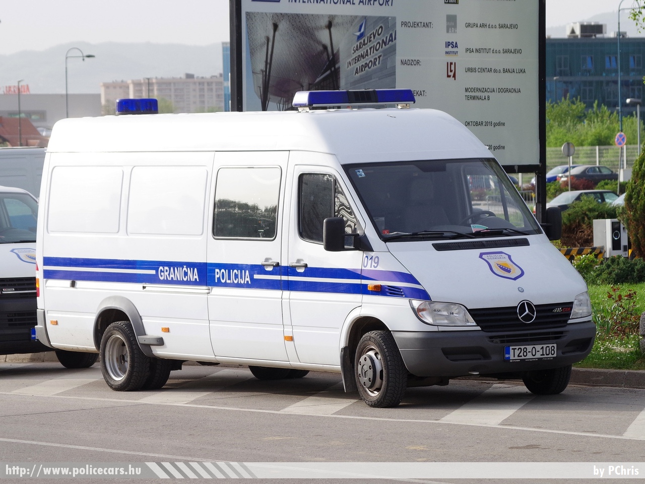 Mercedes Sprinter, fotó: PChris
Keywords: Bosznia-Hercegovina rendőr rendőrautó rendőrség bosnia bosnia-herzegovina police policecar borderguard határőr határőrség