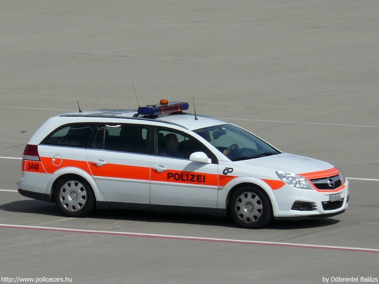 Opel Vectra, fotó: Döbrentei Balázs
Keywords: rendőr rendőrautó rendőrség svájci Svájc Switzerland swiss police policecar