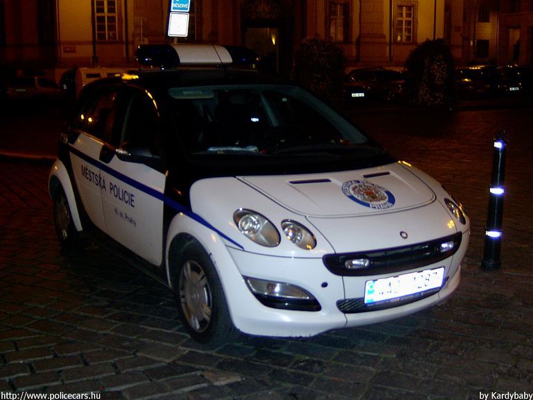 Smart Forfour, fotó: Kardybaby
Keywords: rendőr rendőrautó rendőrség cseh csehország