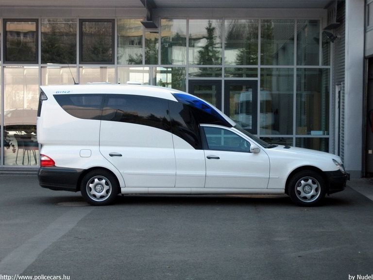 Mercedes E, fotó: Nudel
Keywords: Németország német mentő mentőautó