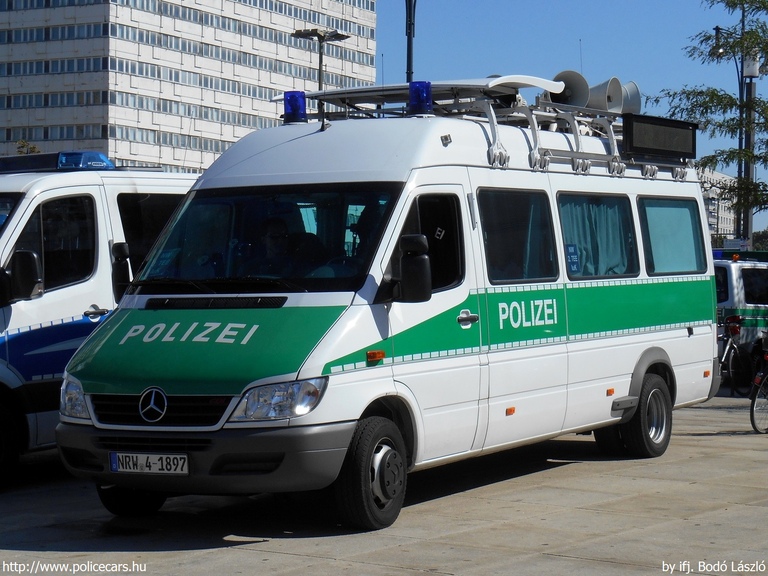 Mercedes-Benz Sprinter 416 CDI, fotó: ifj. Bodó László
Keywords: német Németország rendőr rendőrautó rendőrség NRW-4-1897