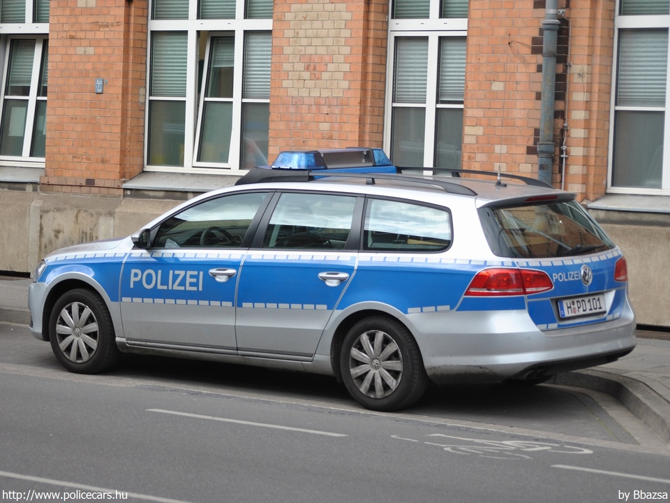 Volkswagen Passat Variant, fotó: Bbazsa
Keywords: német Németország rendőr rendőrautó rendőrség Germany german police policecar