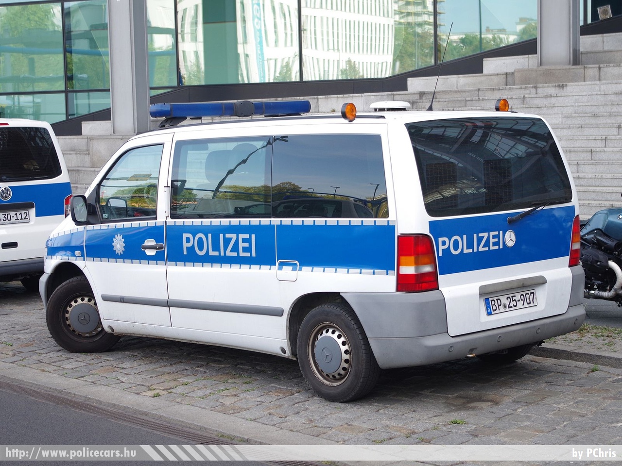 Mercedes Vito, fotó: PChris
Keywords: német Németország rendőr rendőrautó rendőrség german Germany police policecar