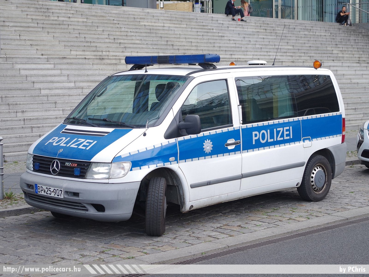 Mercedes Vito, fotó: PChris
Keywords: német Németország rendőr rendőrautó rendőrség german Germany police policecar