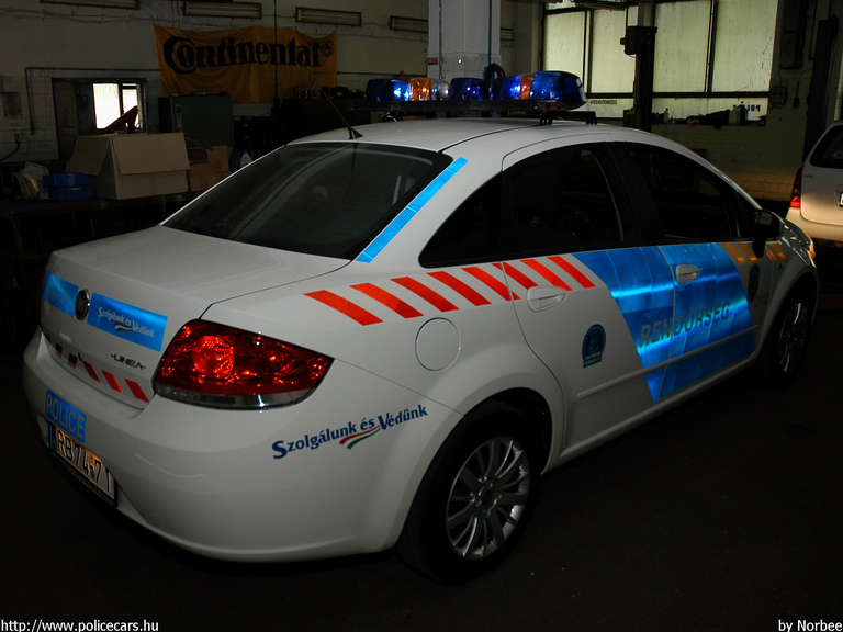 Fiat Linea, fotó: Norbee
Keywords: rendőr rendőrautó rendőrség magyar Magyarország RB74-71