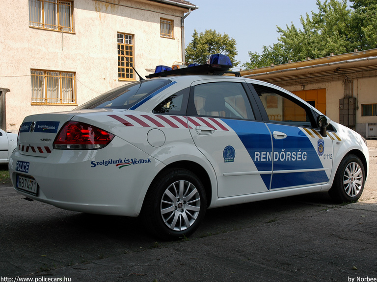 Fiat Linea, fotó: Norbee
Keywords: rendőr rendőrautó rendőrség magyar Magyarország RB74-71