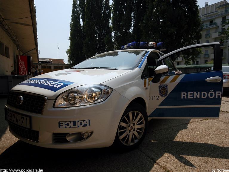 Fiat Linea, fotó: Norbee
Keywords: rendőr rendőrautó rendőrség magyar Magyarország RB74-71