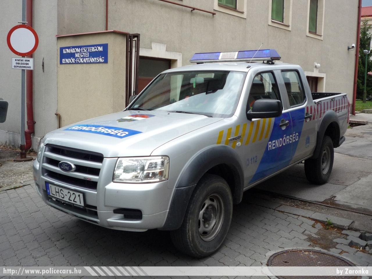 Ford Ranger, fotó: Zaronka
Keywords: rendőr rendőrautó rendőrség magyar Magyarország hungarian Hungary police policecar LHS-221