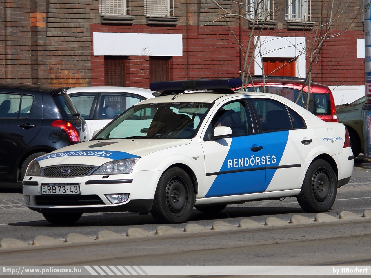 Ford Mondeo, fotó: HNorbert
Keywords: rendőr rendőrautó rendőrség magyar Magyarország hungarian Hungary police policecar RB73-43