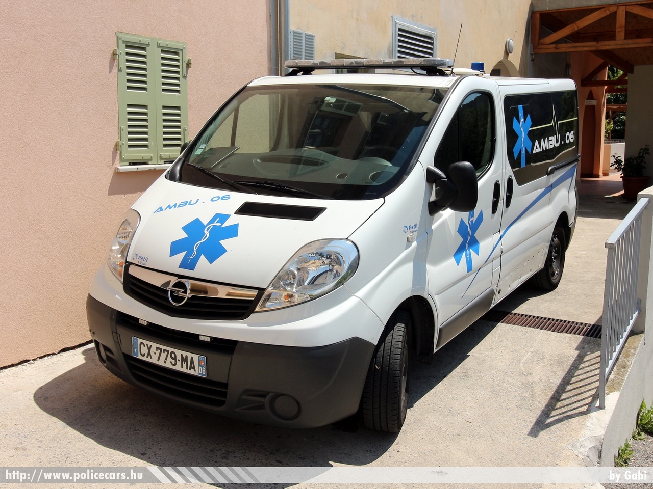 Opel Vivaro, fotó: Gabi
Keywords: mentő mentőautó francia Franciaország french France ambulance
